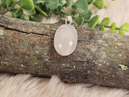 Rose quartz pendant oval (silver)