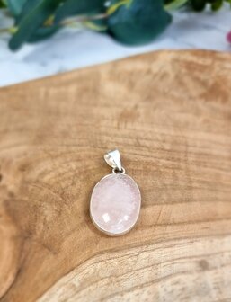 Rose quartz pendant oval (silver)